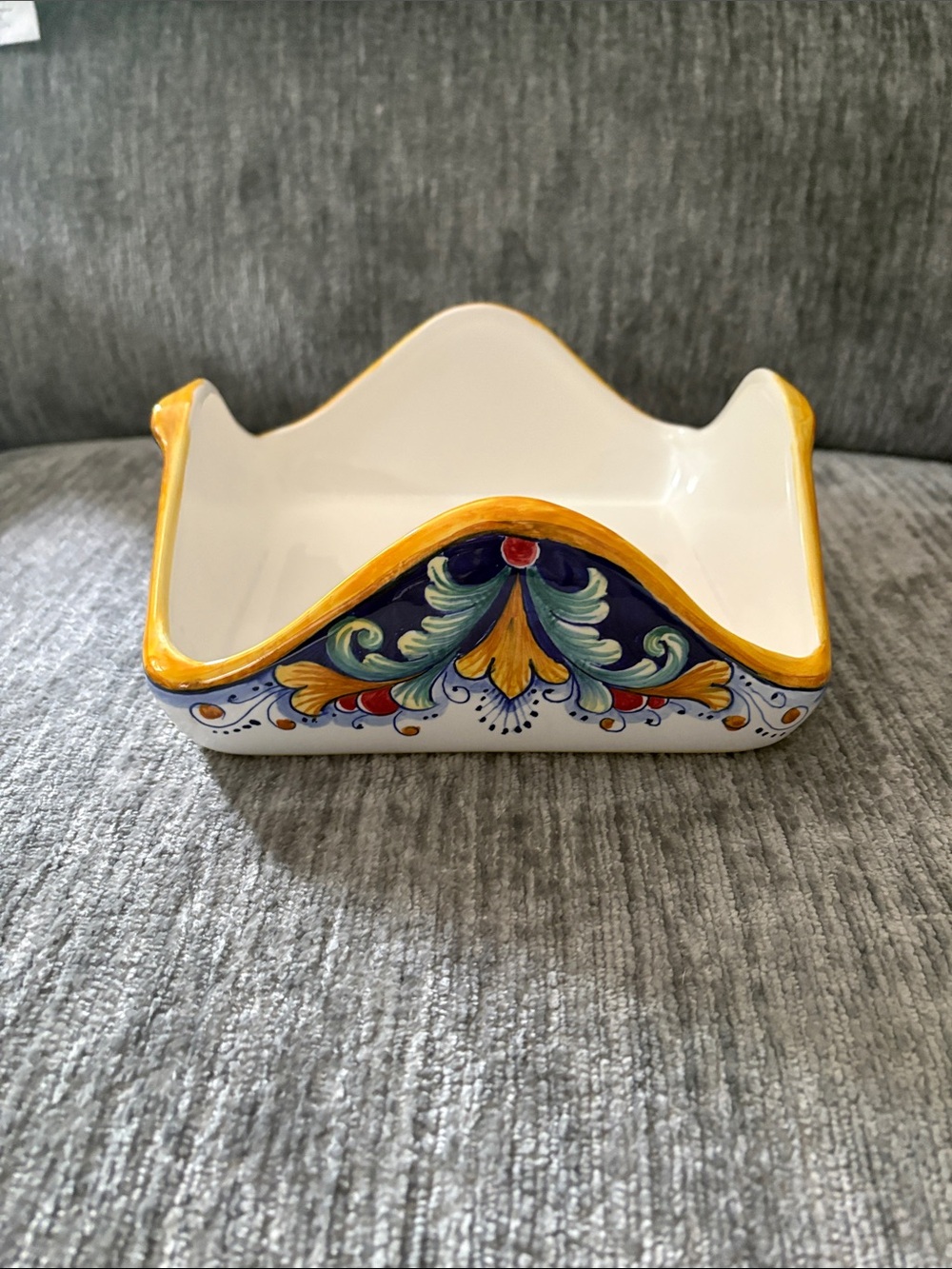 Deruta “Gillette Giulio” Hand-Painted Ceramic Napkin Holder in White and Yellow